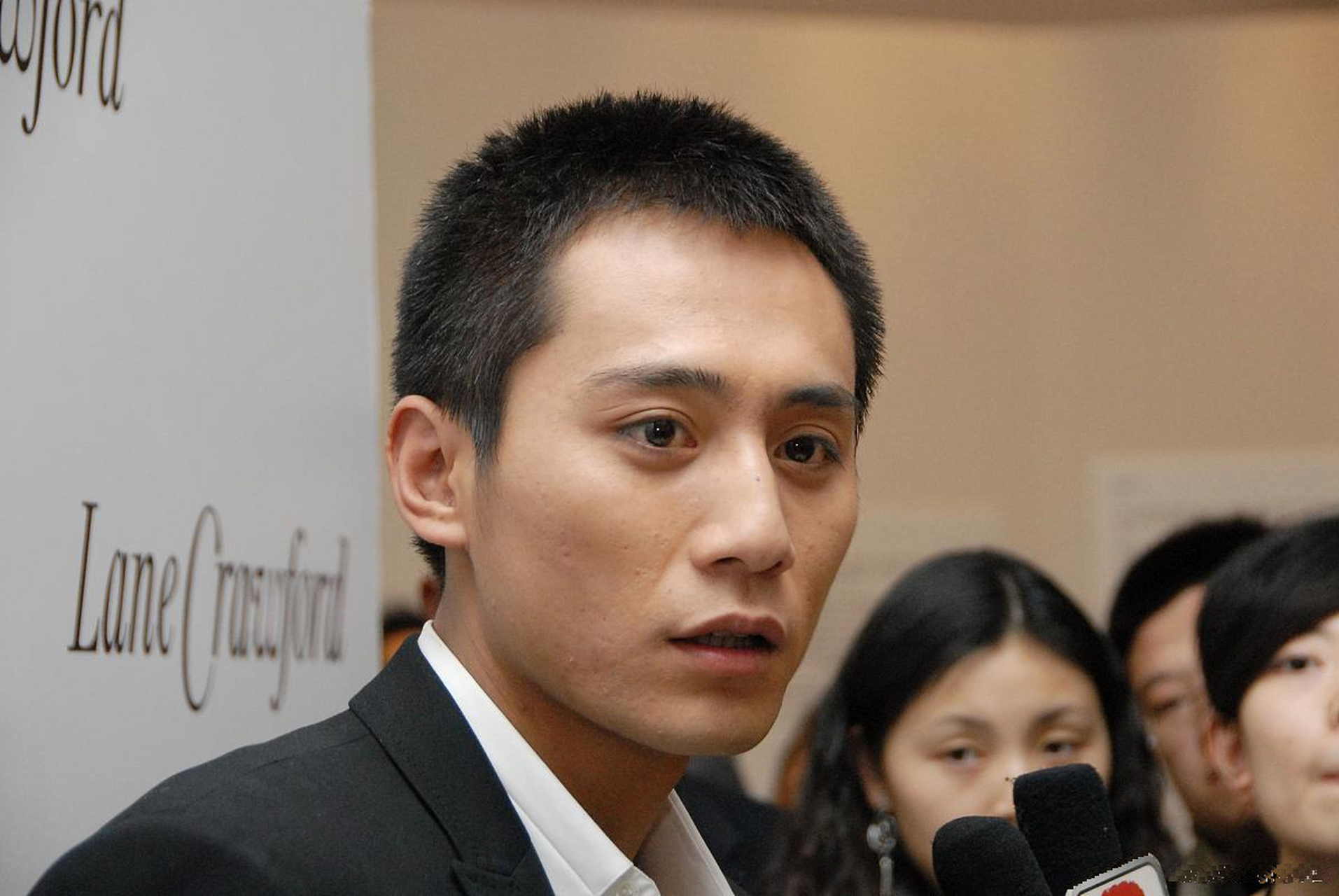 朱一龙和刘烨的眼睛,好像,有么有?都是一双桃花眼,形状一模一样