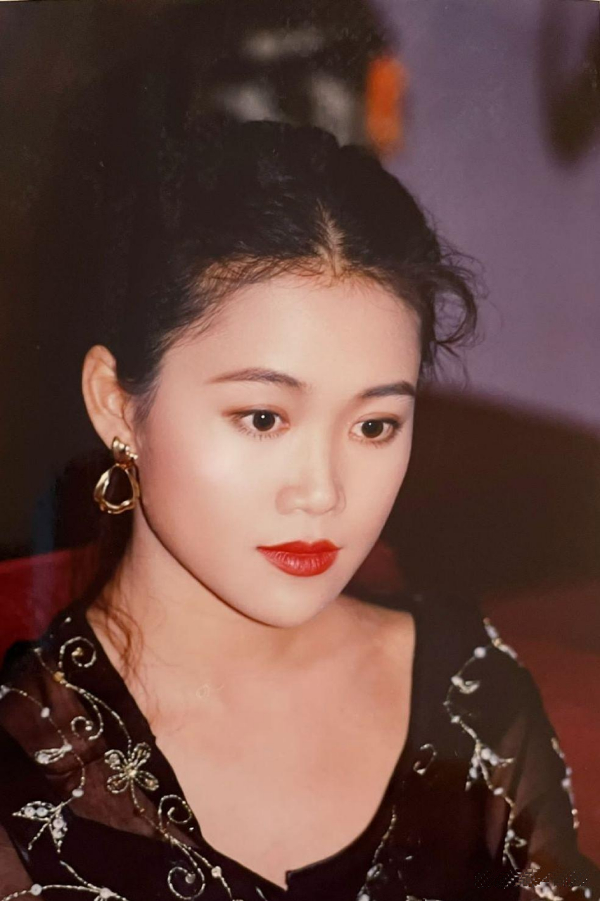 她被誉为"最美的塌鼻子女星"——梁小冰.