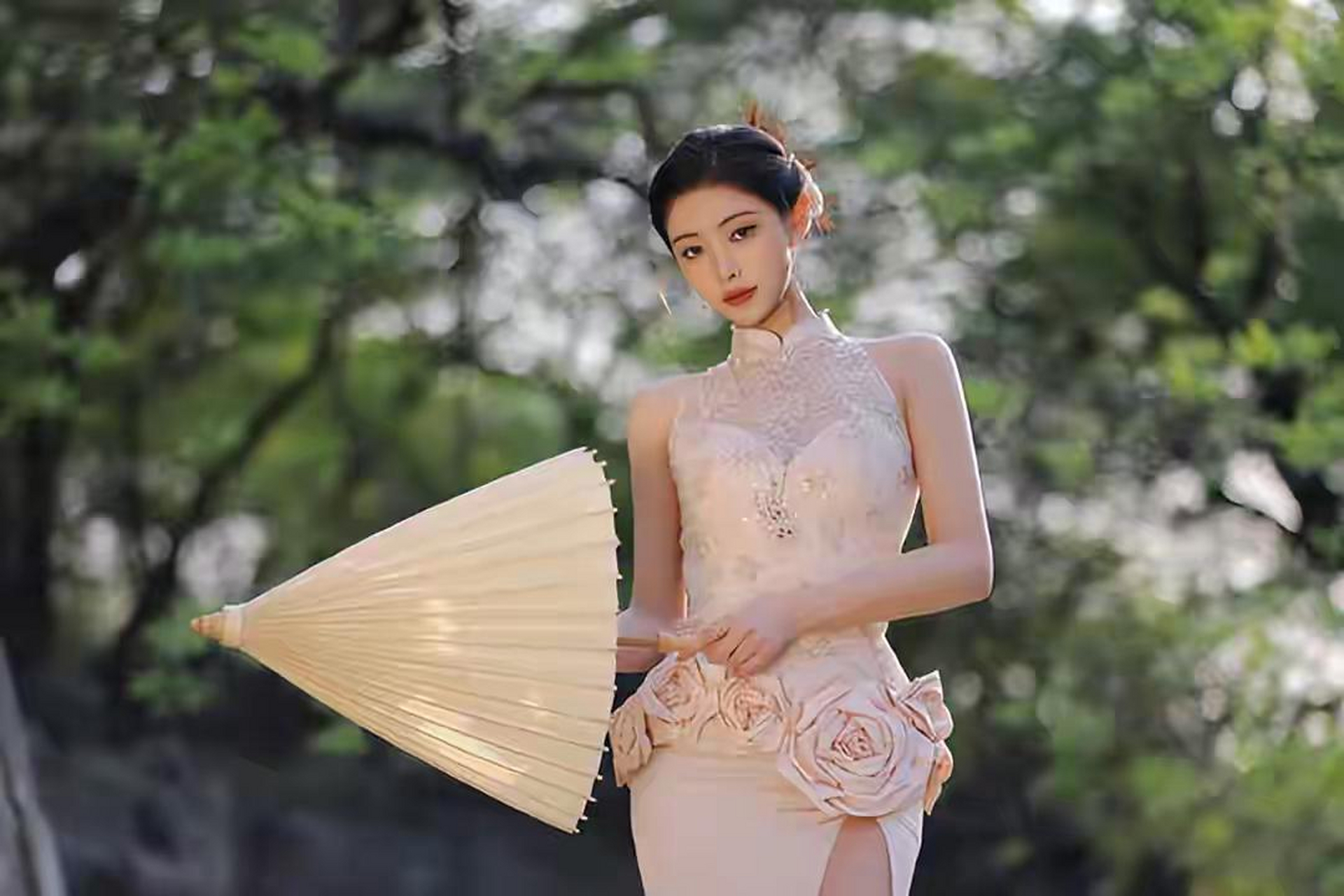 许佳琪粉旗袍油纸伞,江南美女湖边走,旗袍简直是中国女性的绝配,优雅