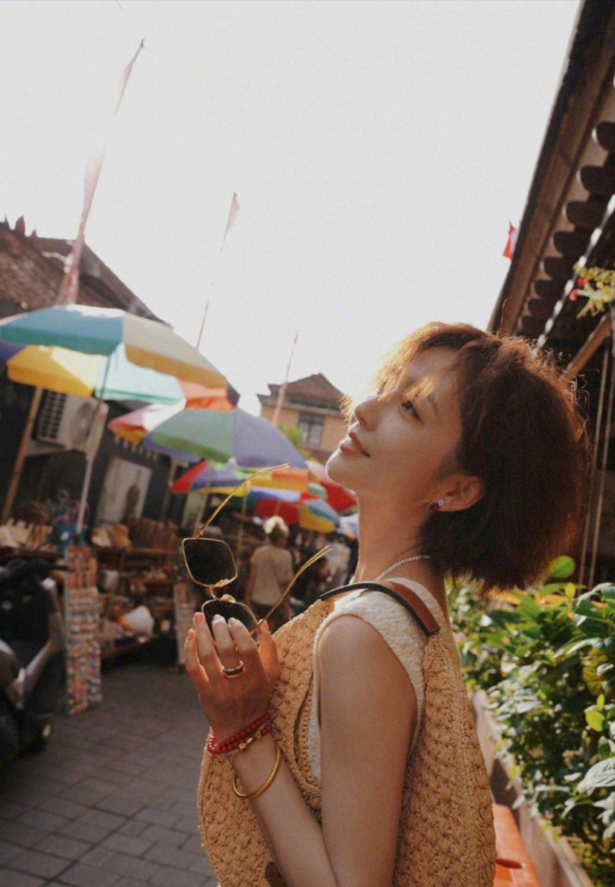 佟丽娅的短发炸毛造型