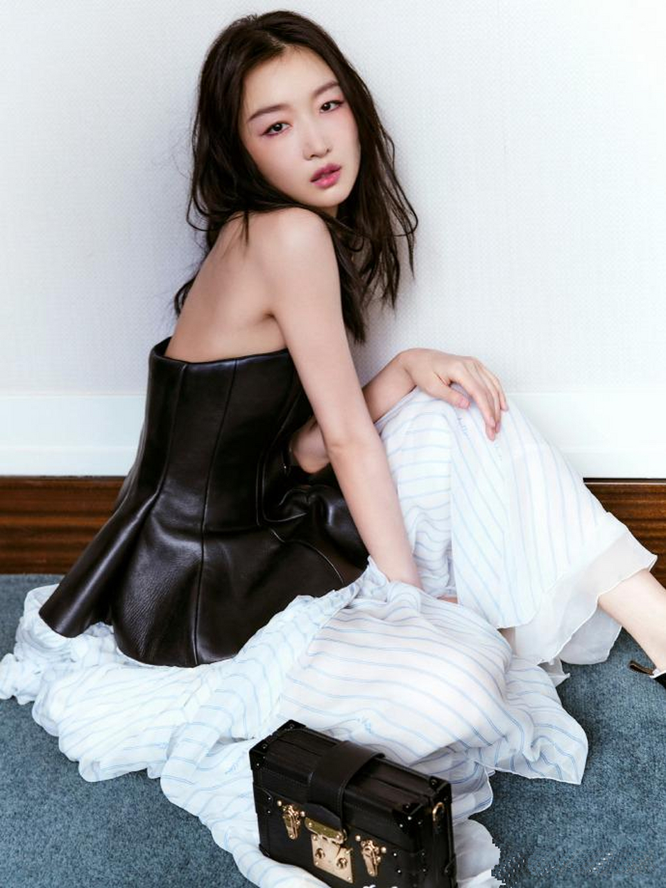 周冬雨时装周美拍,争议声中展个性.