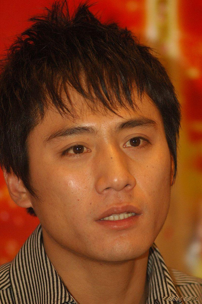 朱一龙和刘烨的眼睛,好像,有么有?都是一双桃花眼,形状一模一样