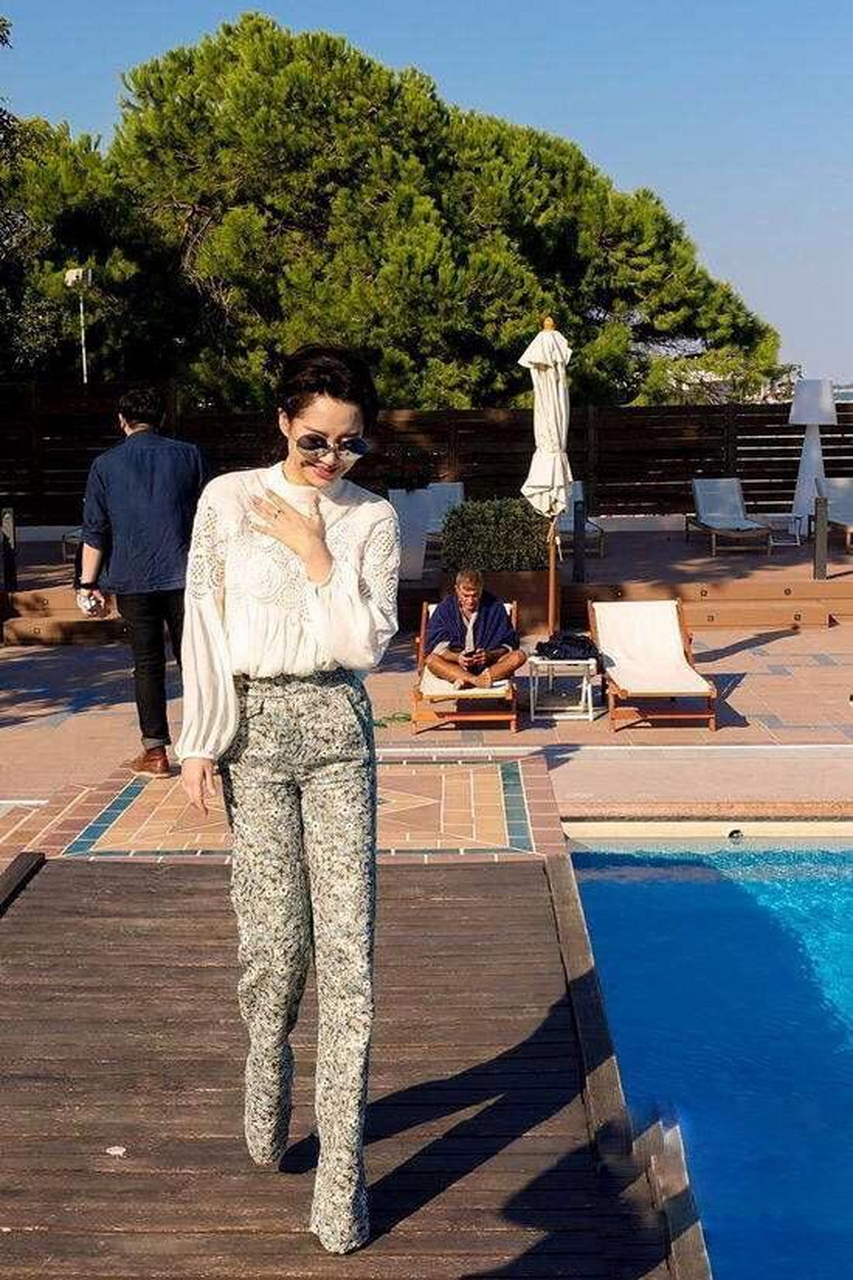 许晴与冯小刚同框,穿"拖地裤"藏 10cm恨天高