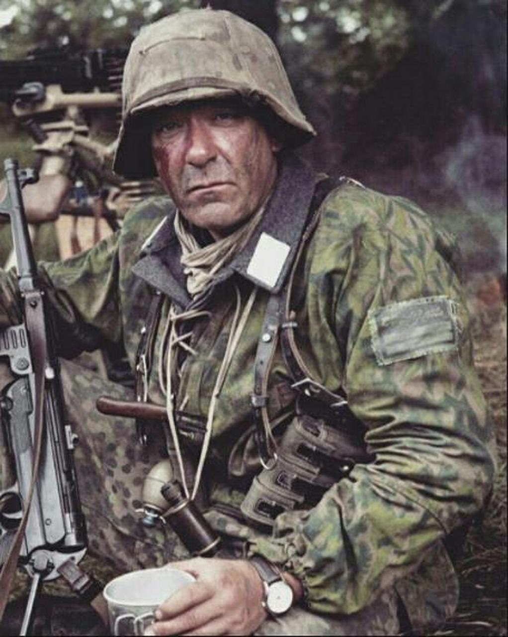 这张拍摄于1942年的照片,展示的是一名全副武装的德国士兵,战争对单兵