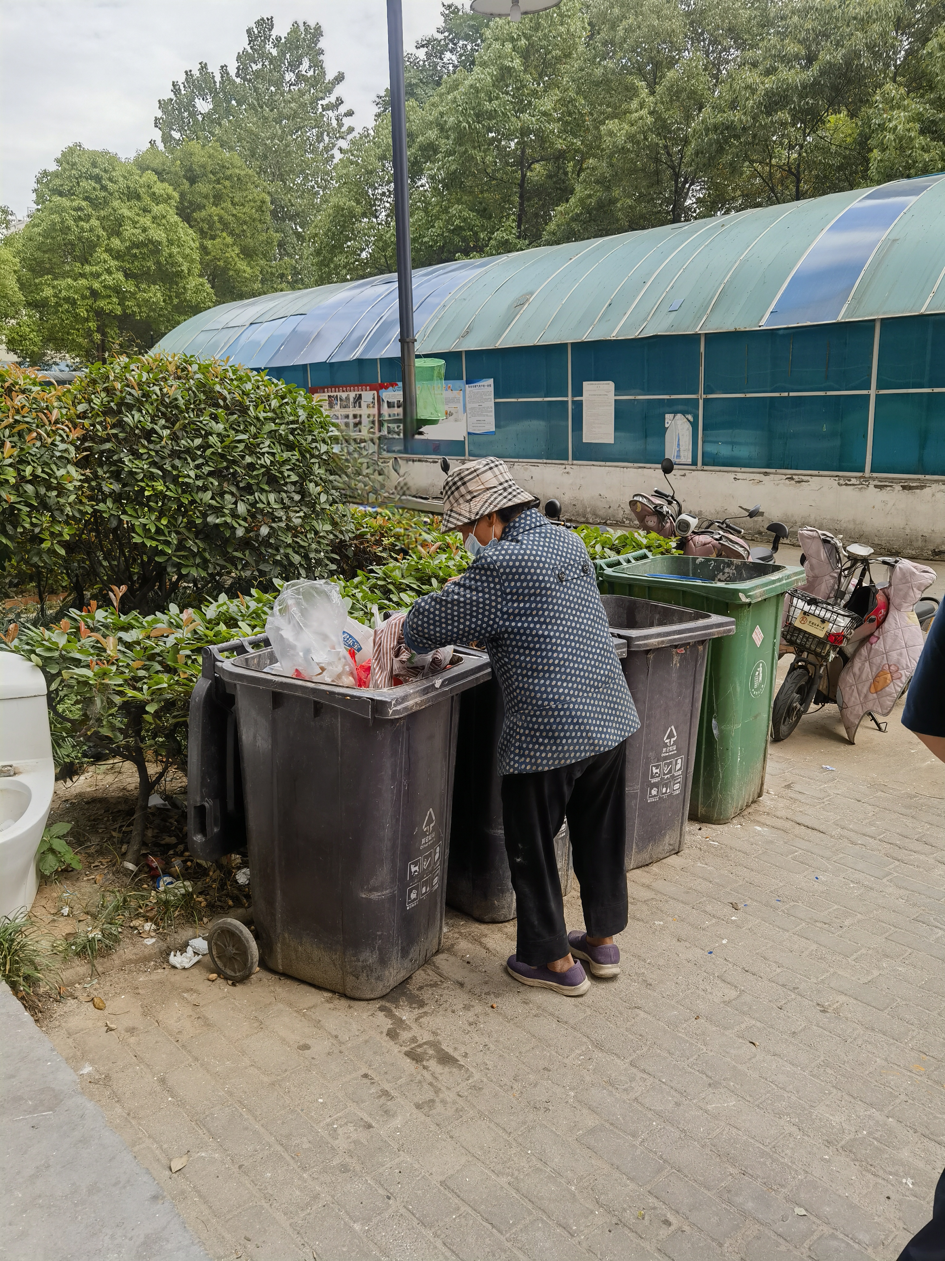 捡垃圾 乞丐图片