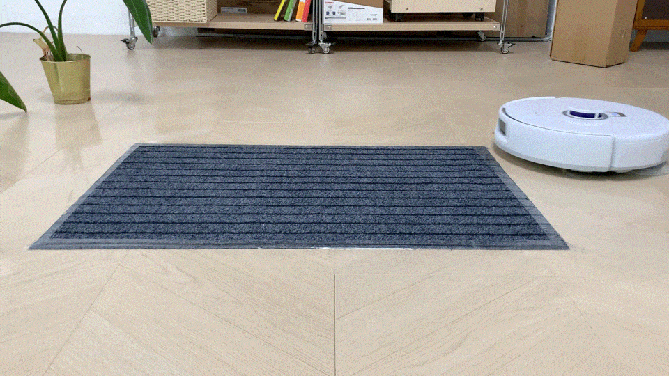 云鲸j4在面对薄地毯的时候发生了拖布还在拖地的情况,在扫拖了一段