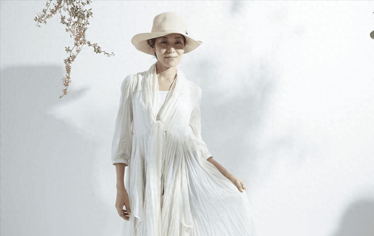 "听赵薇说,你看上去跟张琳关系不一般.