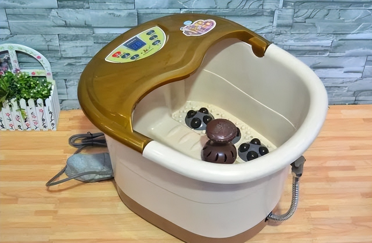 美的推出全新足浴盆,折叠设计实用便携,功能齐全令人惊叹