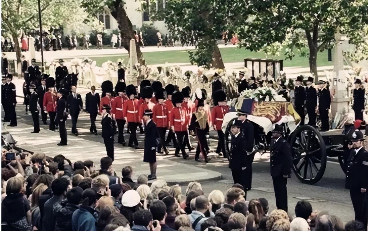 戴安娜葬礼,女王不同意隆重举行,查尔斯和母亲争论:她是我妻!