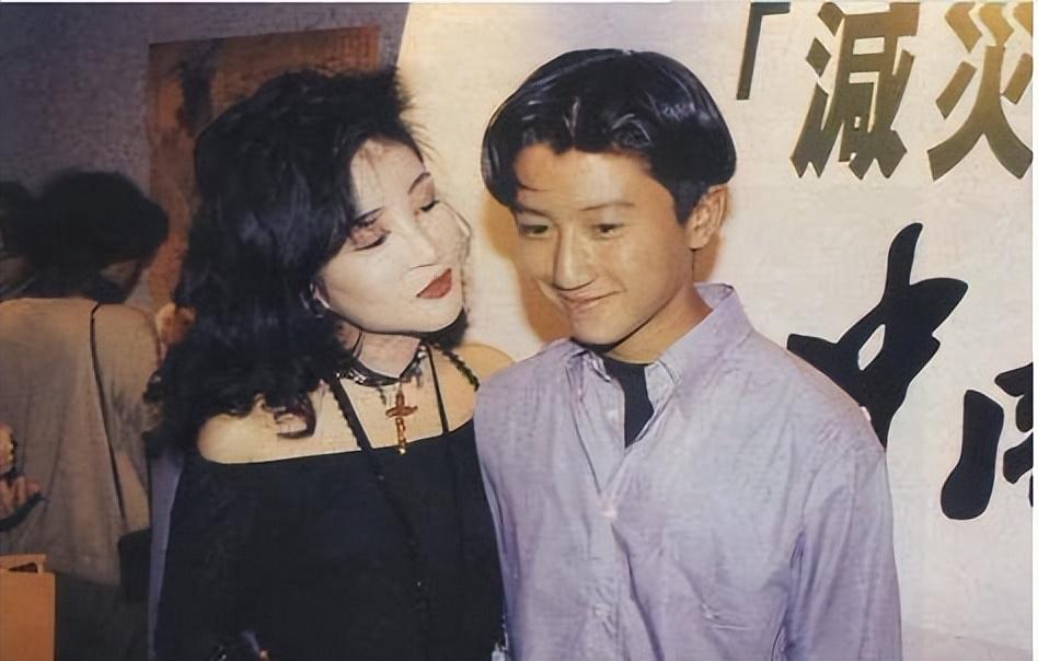 在刘德华和谢霆锋的故事中,我们看到了娱乐圈的传递与变革,也见证了