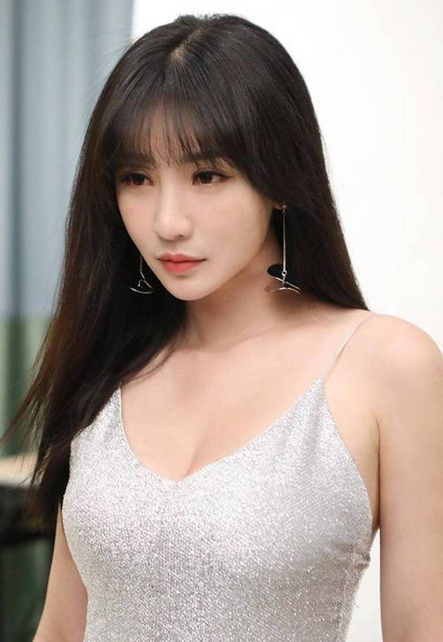 柳岩,中国内地多栖女艺人,以火辣身材和健康形象著称.