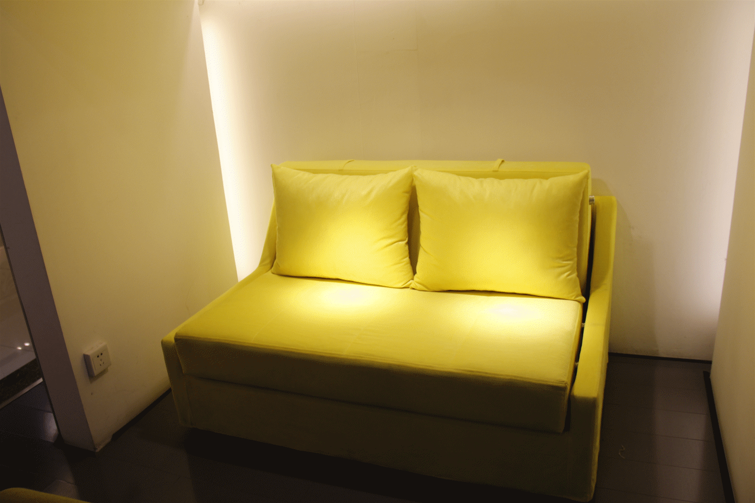 比如,安装一张可变形的沙发床,平时可以作为沙发使用,当有客人来访时