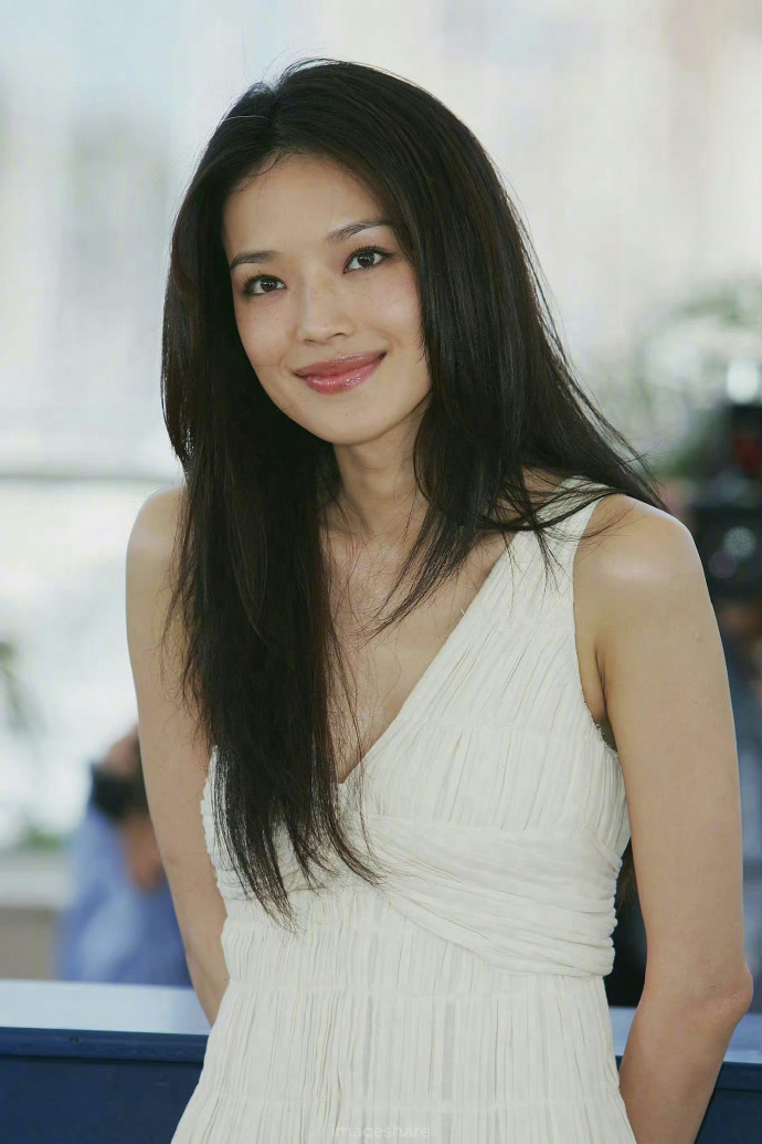 嘴唇厚就容易显得嘴大.年轻时候的舒淇,称不上多美.