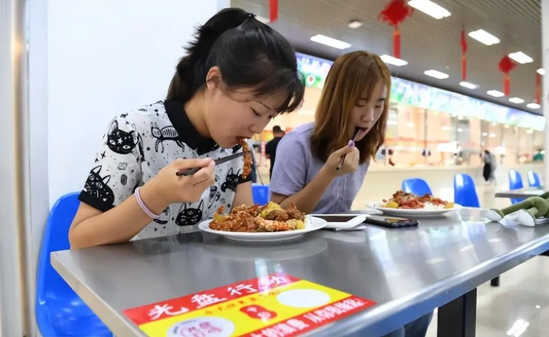 大学食堂又出新菜系,擦边菜套路太深,学生无奈被薅羊毛