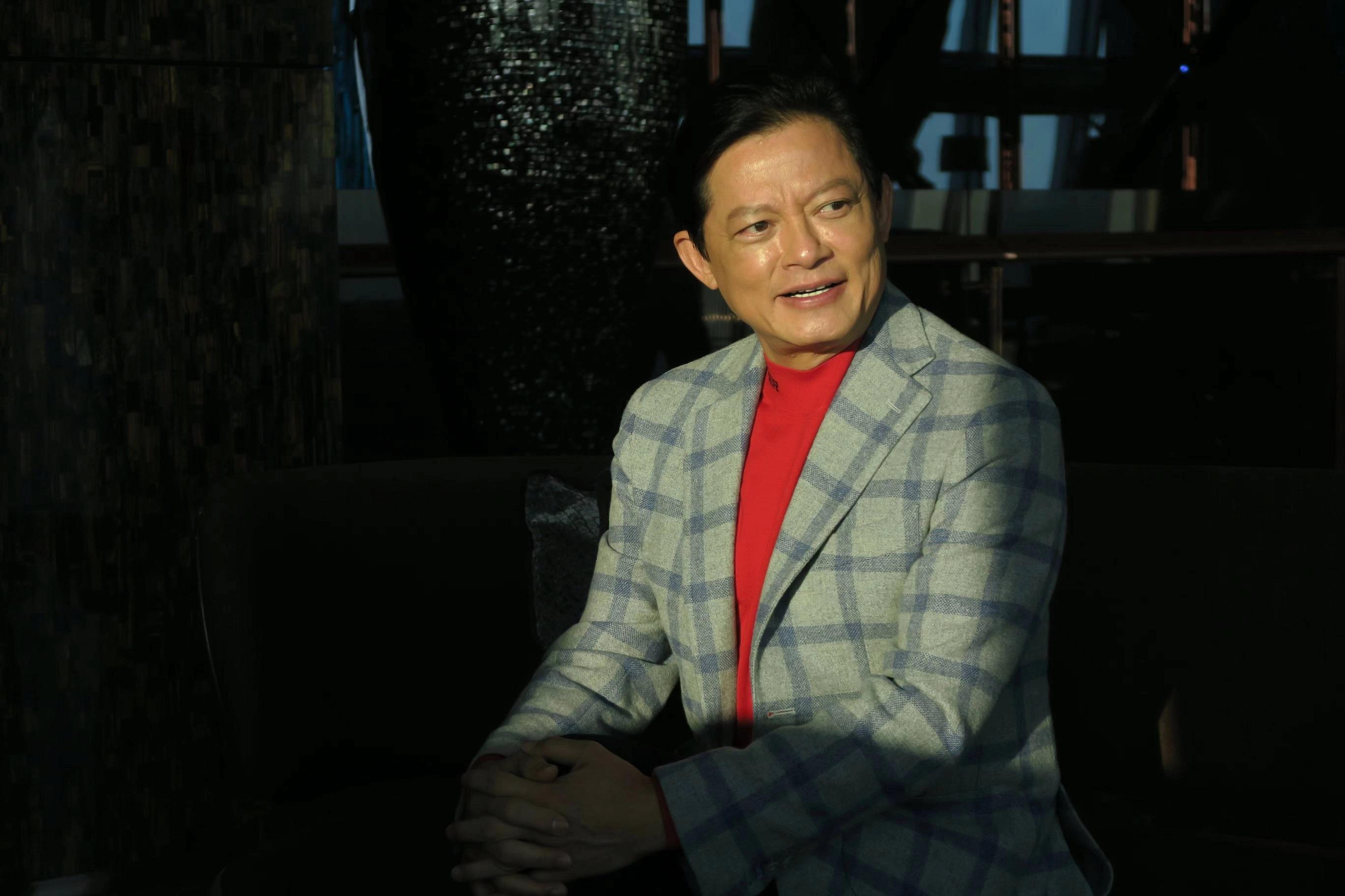 著名歌唱家莫华伦再婚,小30岁娇妻秀丰满身材,穿超短裙险走光