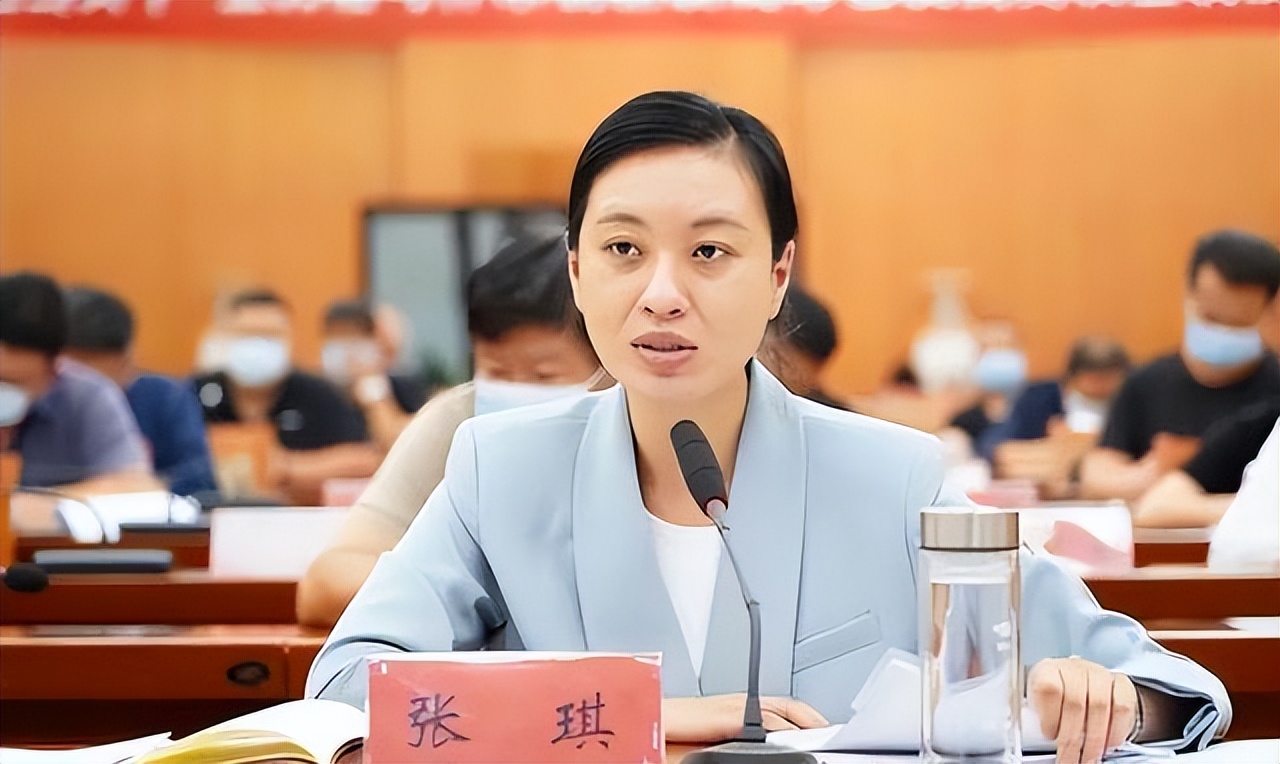 中国最年轻女县长张琪:清华博士,才貌双全扎根基层,背景震惊