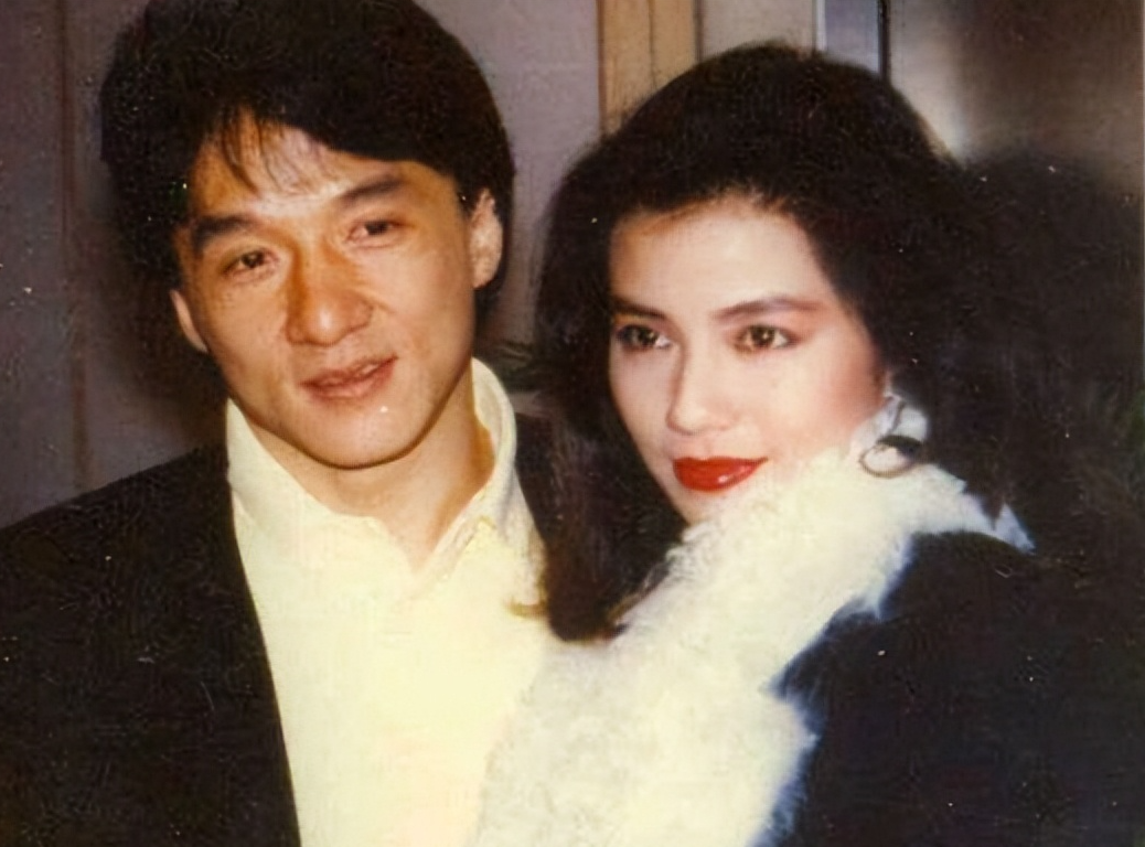 白发,眼神无光,成龙现状令人唏嘘,但还有更糟糕的事情正在发生