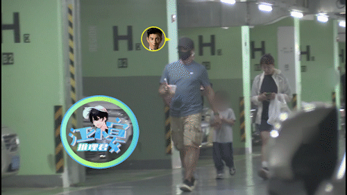 53岁吴奇隆带儿子逛商场,5岁步步可爱帅气,刘诗诗公公罕见现身