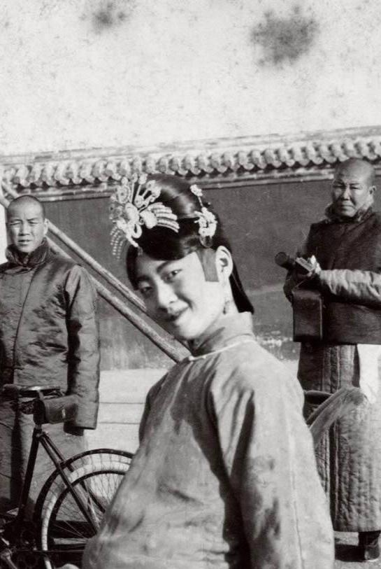 末代皇后婉容紫禁城内骑自行车,光鲜一时,却悲惨一世