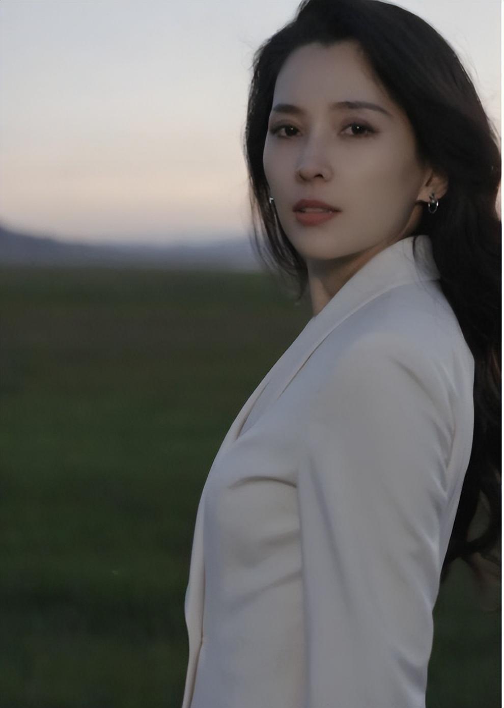 炸裂眼球!52岁汪峰恋上33岁网红,女友撞脸李冰冰美貌不输章子怡