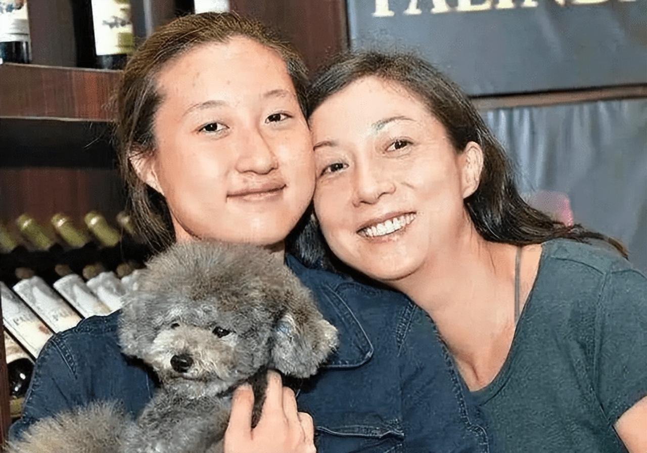 白发,眼神无光,成龙现状令人唏嘘,但还有更糟糕的事情正在发生