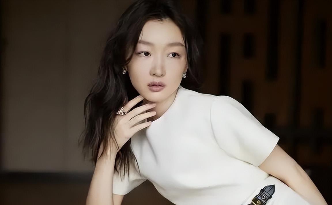 不拉窗帘与男友玩"拔萝卜",周冬雨还是暴露了本性