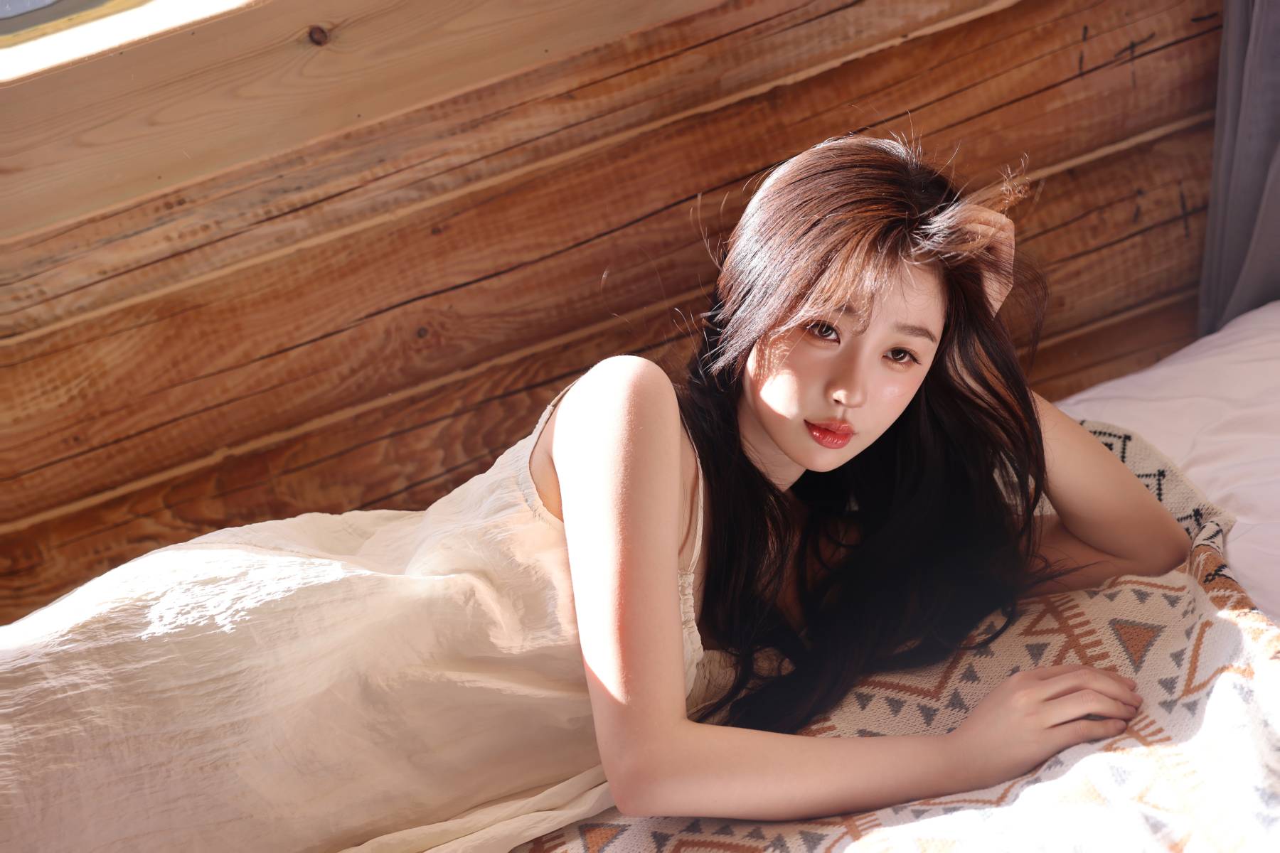 虞书欣玻璃唇甜美俏丽,白色吊带裙演绎性感风,眼神慵懒似小野猫