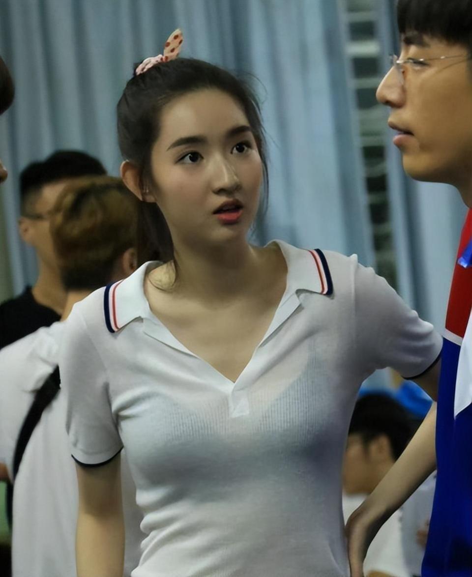 王玉雯校服照惹争议,布料太透衣服看得清楚,意外展现饱满身材