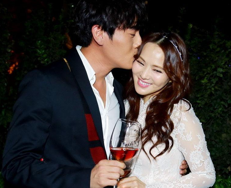 时辰已到!事实证明,娶了大自己十岁伊能静的秦昊,结局早已注定