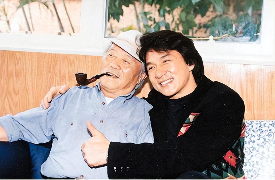 白发,眼神无光,成龙现状令人唏嘘,但还有更糟糕的事情正在发生