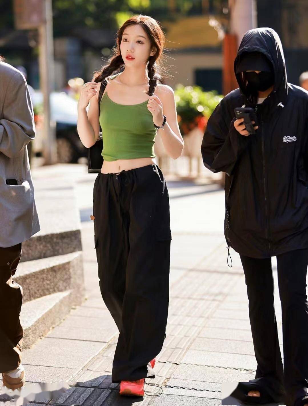 被上海街拍惊艳到!都在穿"低腰裤,裙",小细腰露肚脐养眼