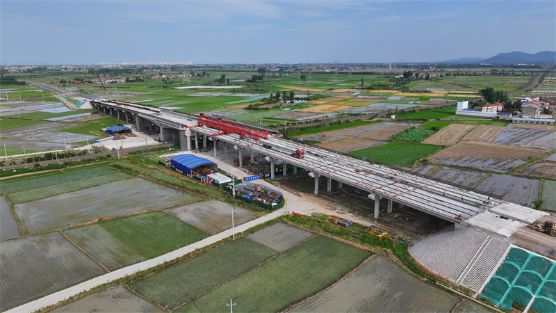 襄阳宜城:207国道襄阳段改建工程跨焦柳铁路立交桥成功贯通