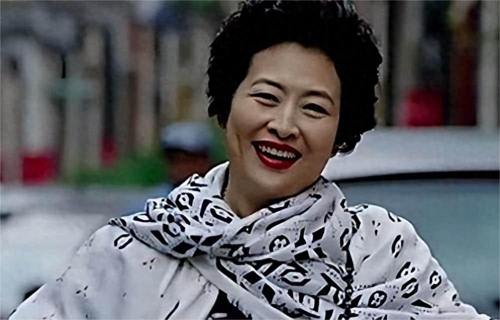 男子在电梯上和前妻相遇,趁她不备的时候亲她一口,害得她离婚了