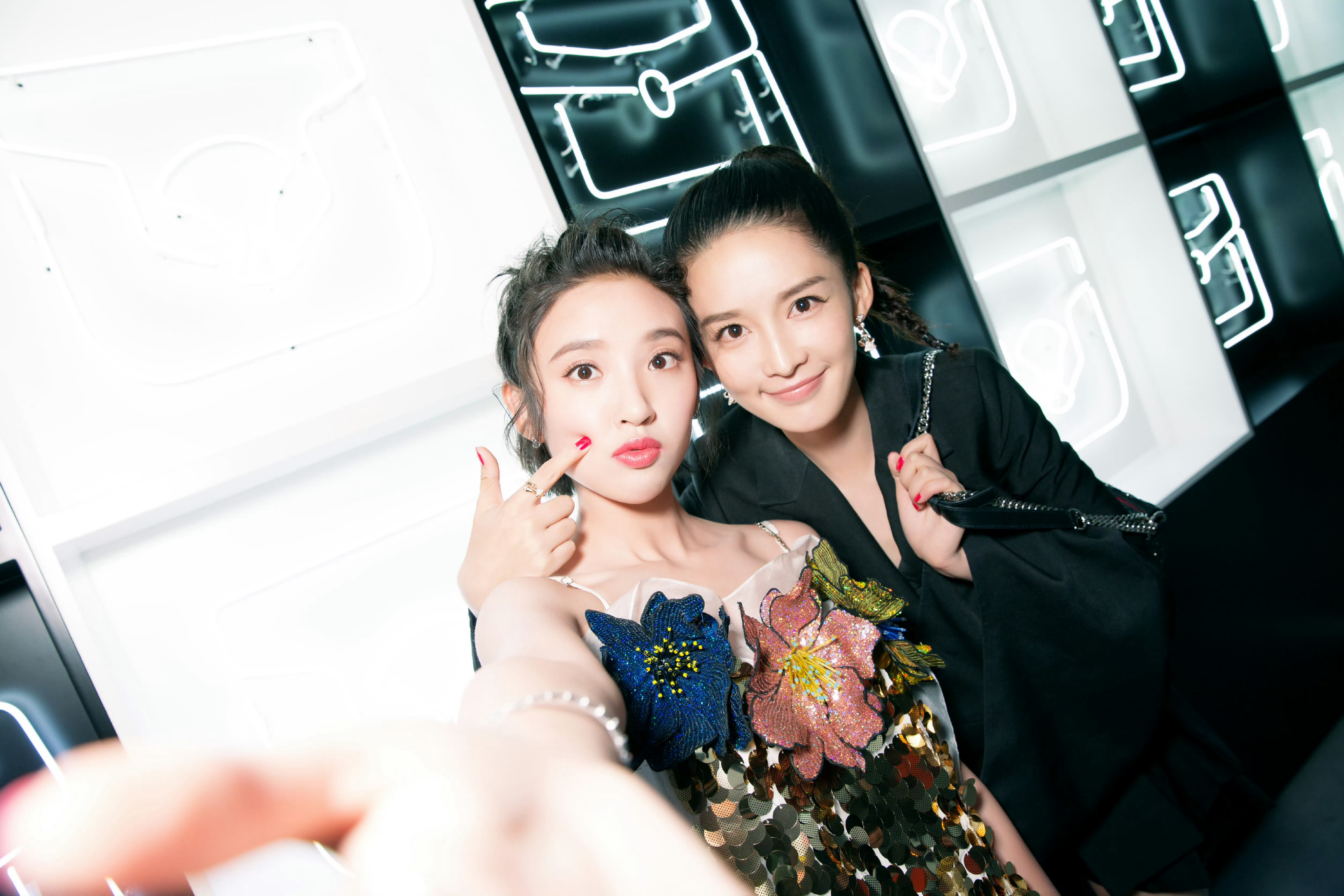 李沁化身最美伴娘!唐艺昕婚礼现场图片流出,网友:闺蜜情深!
