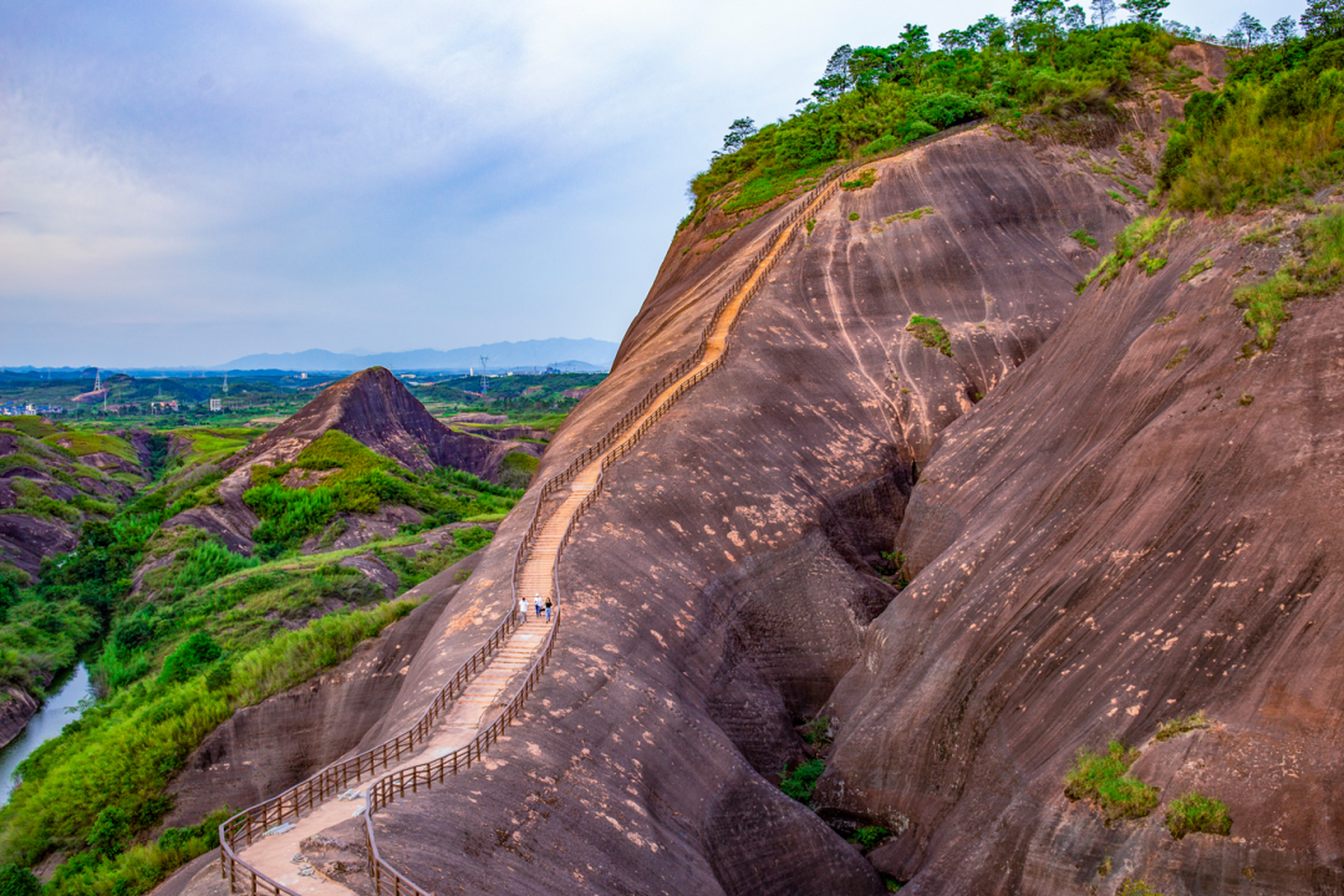 高椅岭是典型的丹霞地貌,它的美不仅体现在山水相