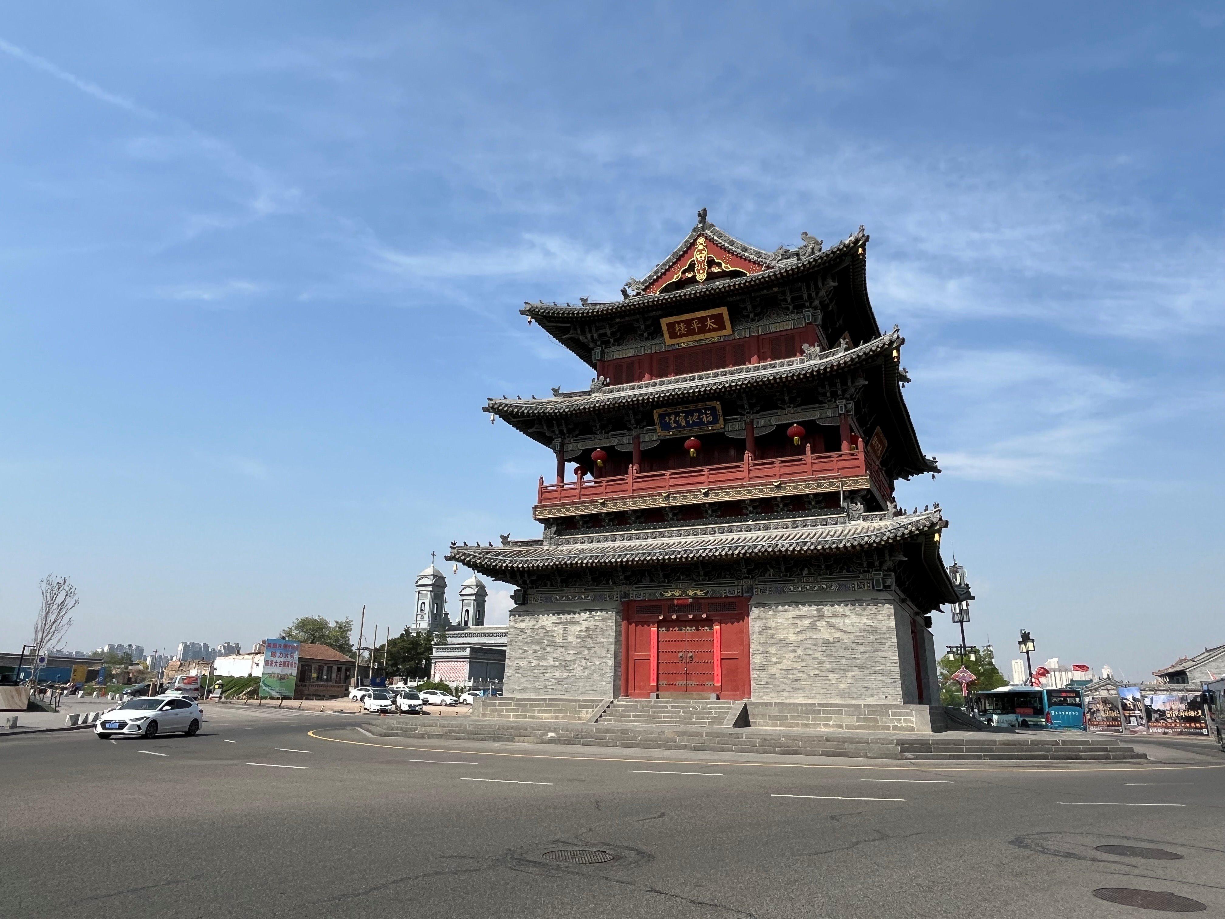 大同古城的大街上或景点内,都有不少现代重建的建筑.