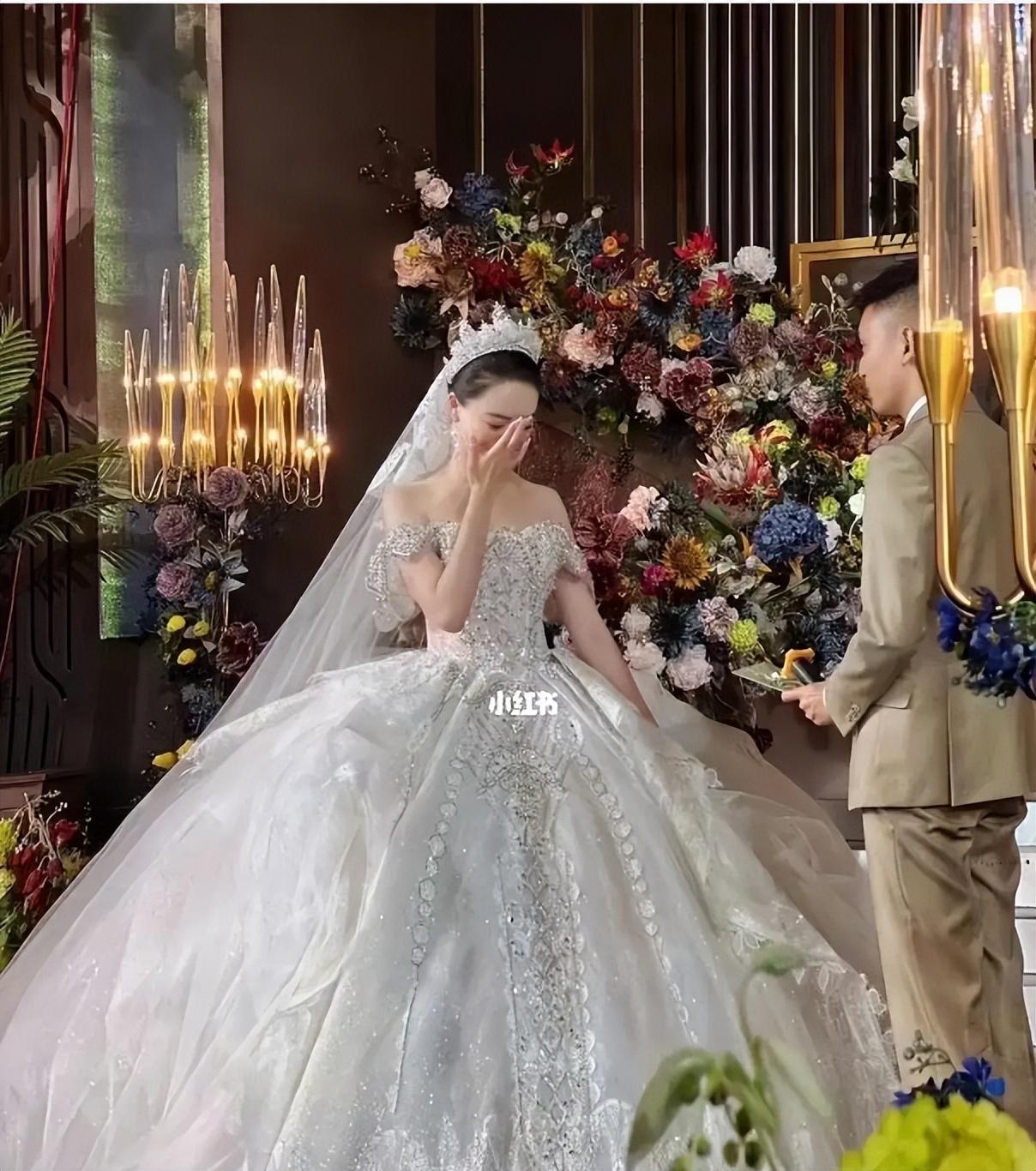 新娘全裸海报迎宾,网友:真大方!婚礼现场引热议