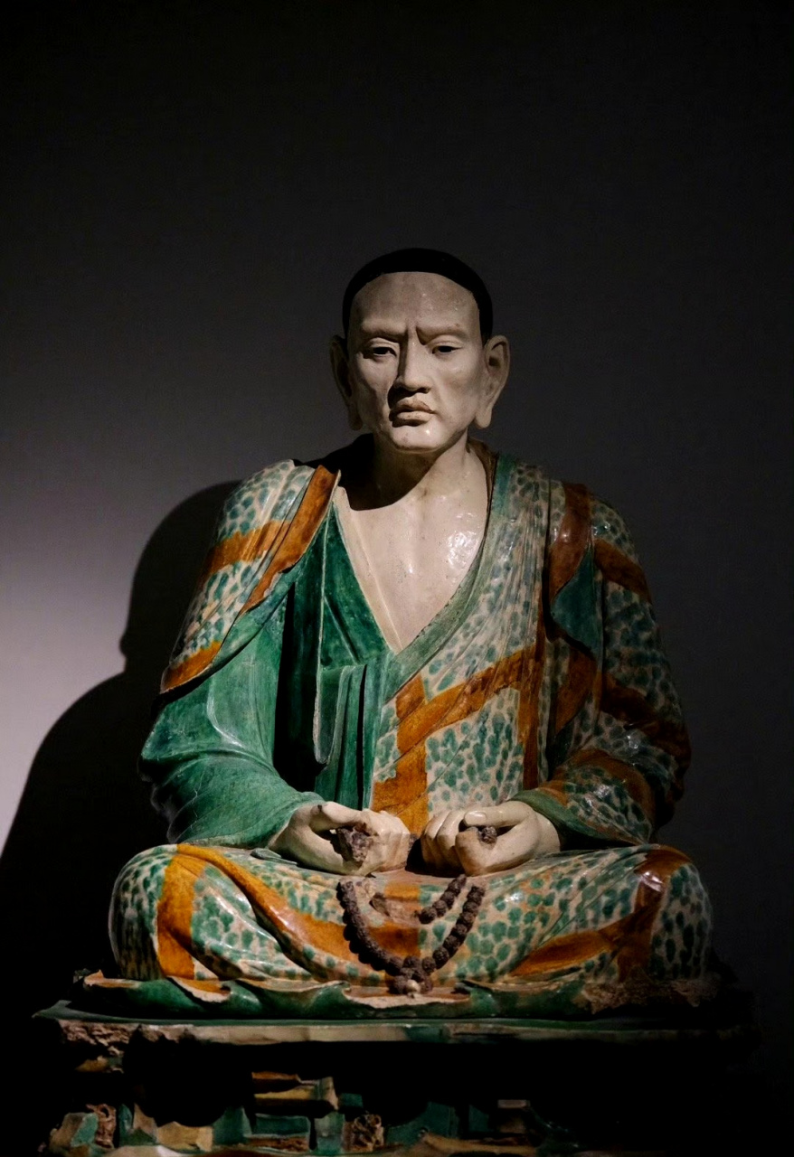 法国吉美亚洲艺术博物馆收藏的河北易县三彩罗汉,制作时间为辽代,总计