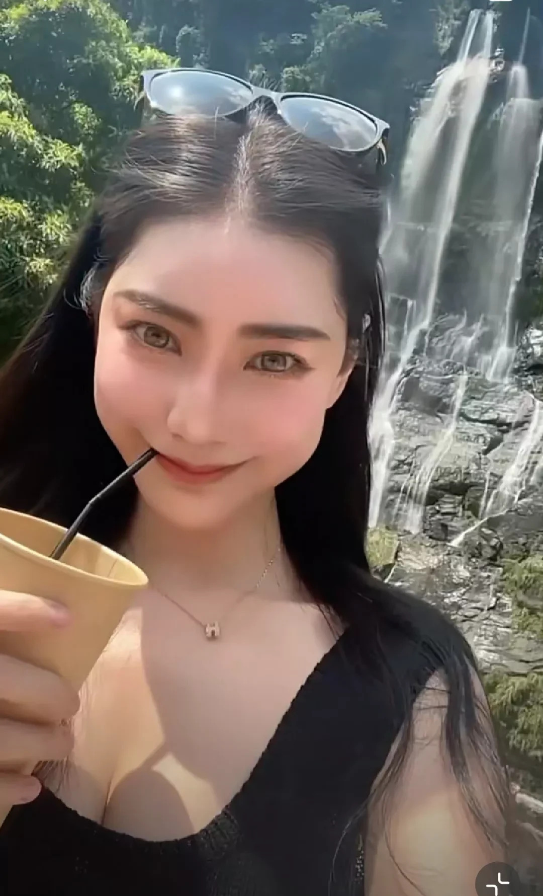 人不仅现实且利己,唇线绝美,汪先生独具慧眼!