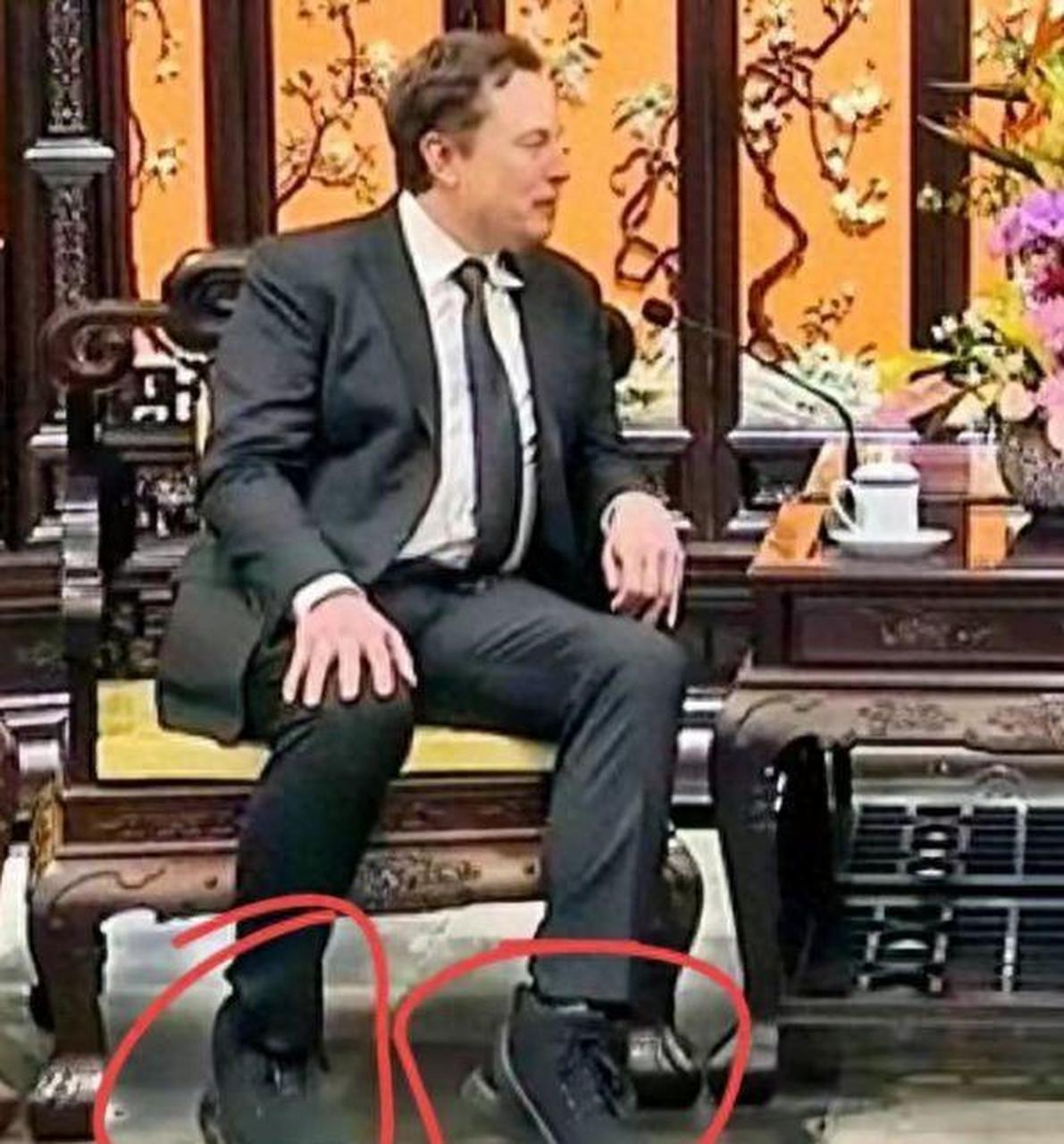 一架私人飞机在北京缓缓降落,马斯克开启了他此次的之行.