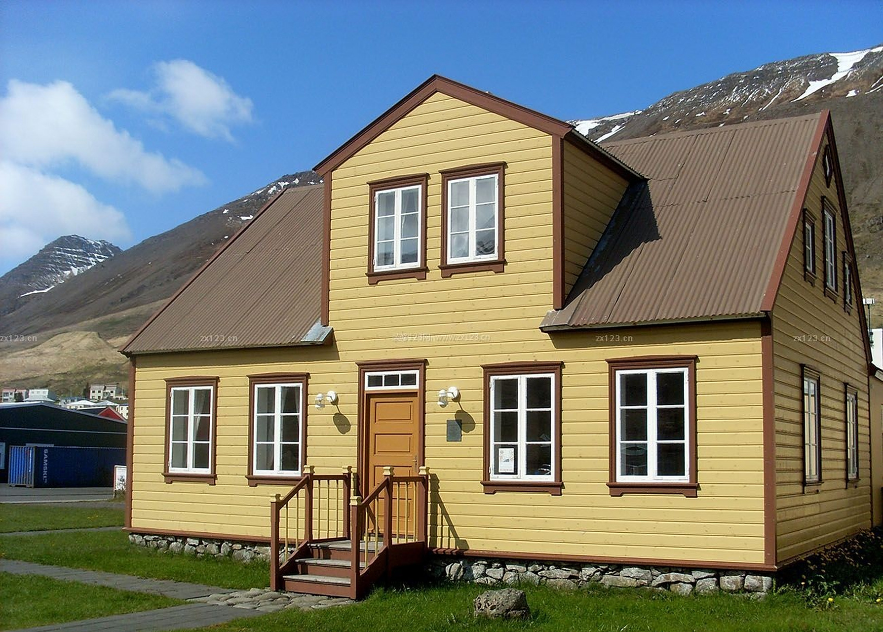 美国中产一般住郊区的木头房子,这种房子有两个好处:  1,容易建造.