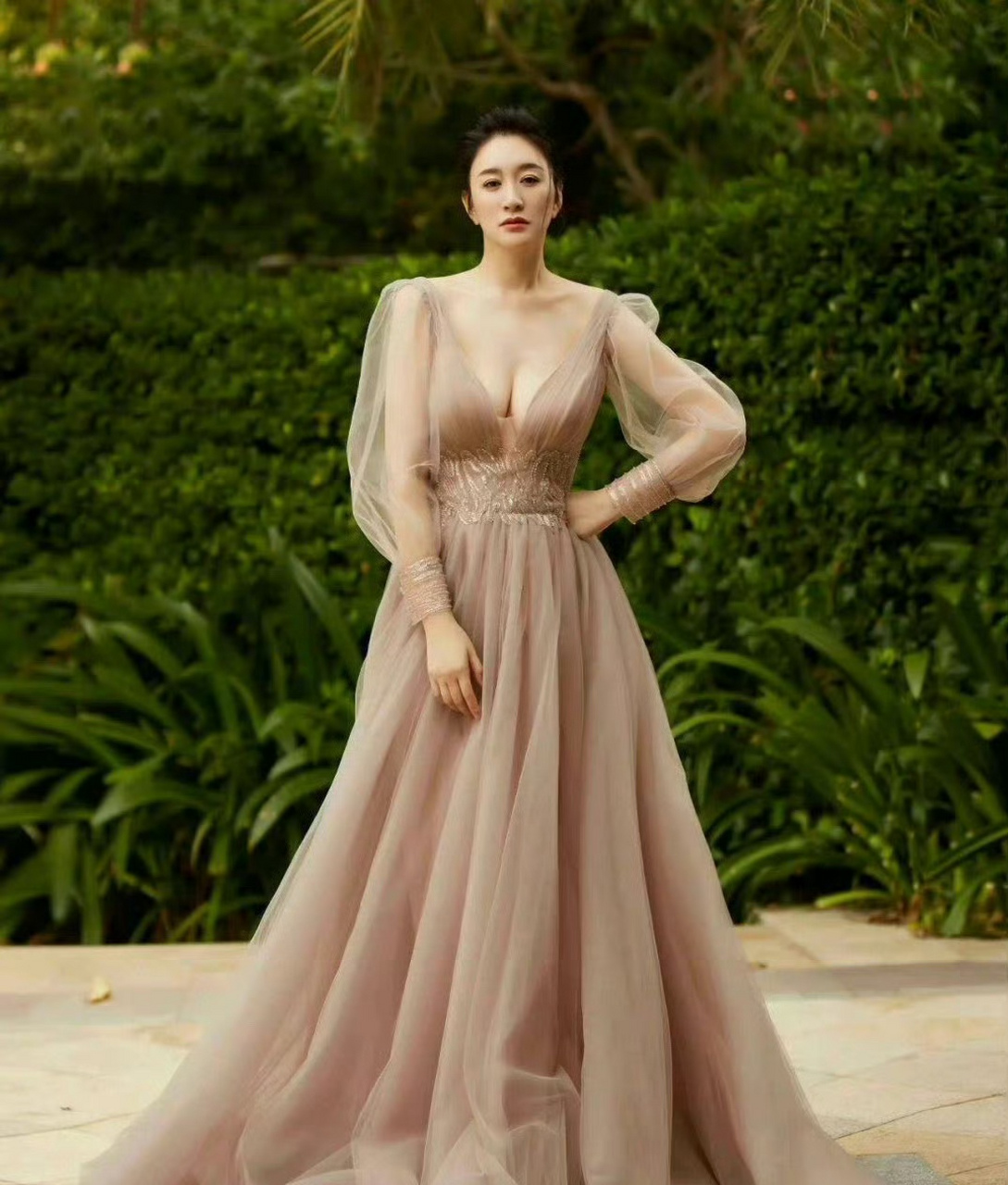 李小冉,粉色深v纱裙,超显好身材!