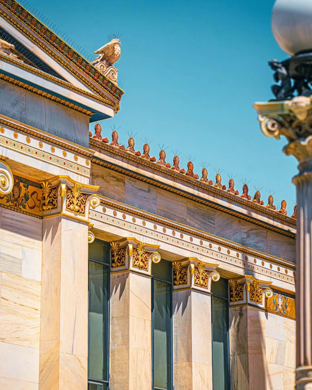 雅典学院的建筑美学与建筑细节 雅典学院,作为希腊的最高教育机构