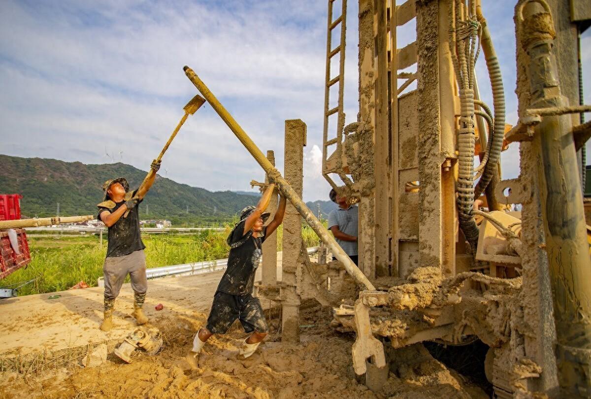 警示与建议:农村过度开采地下水,水资源浪费,导致地表严重下沉