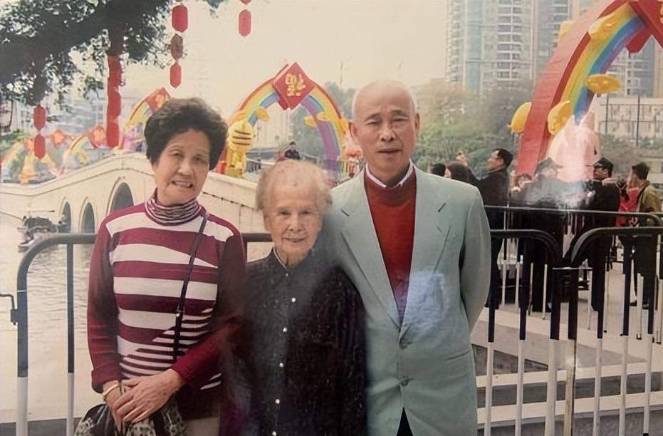 潘长江一家为86岁母亲庆生妻子好胖女儿穿搭素很漂亮