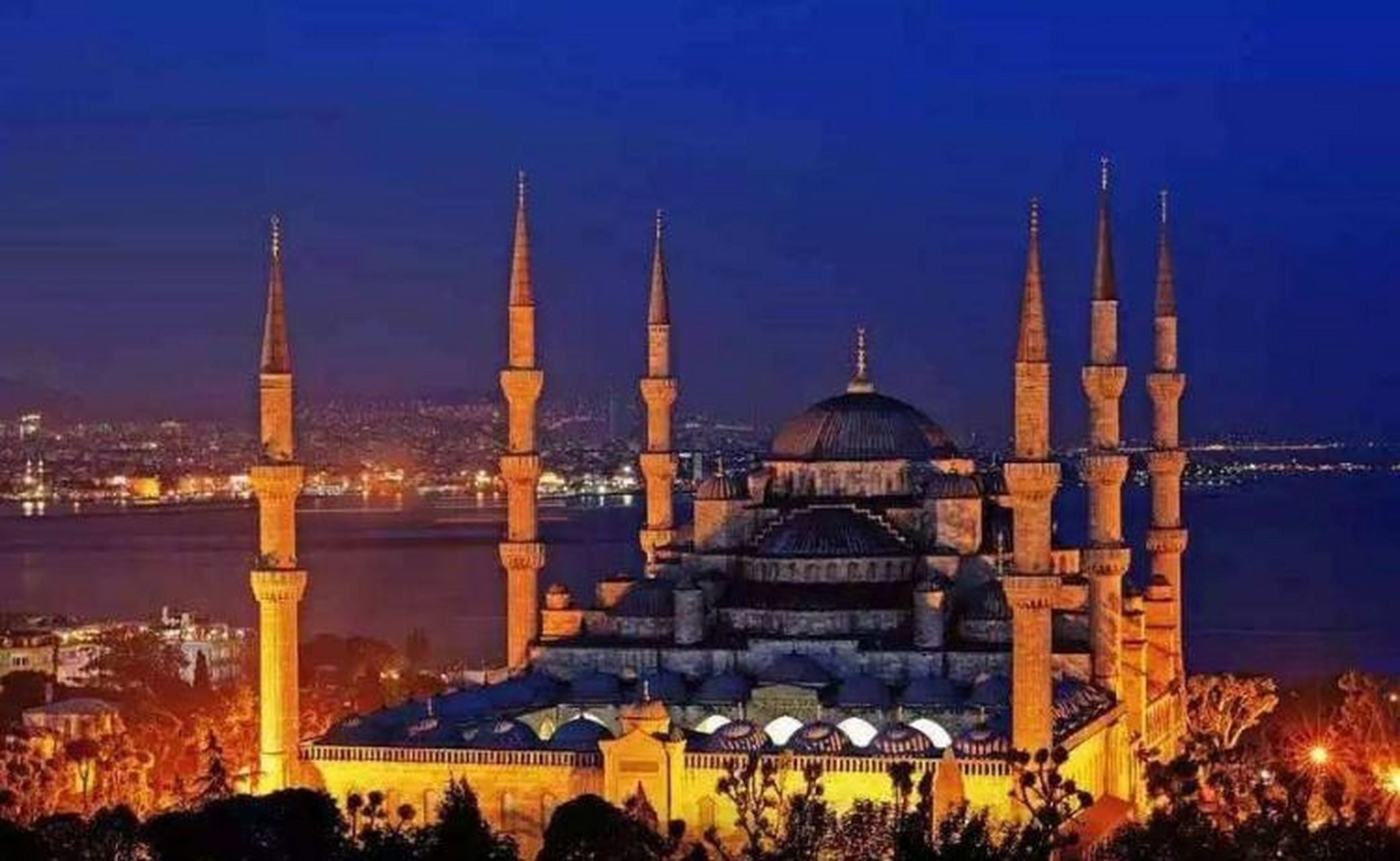 当蓝色清真寺逾矩有6个尖塔后,沙特便将麦加清真寺加上了第