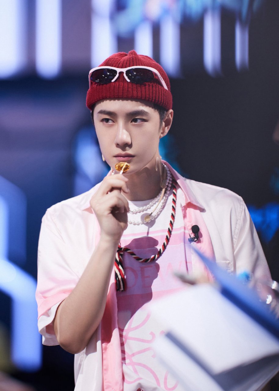 2022年这就是街舞5里面的王一博几套造型,红衣服的王一博帅气又英俊