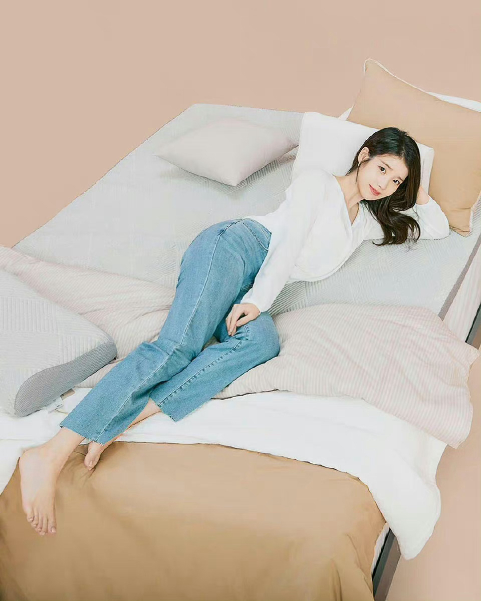 趴着的iu——李知恩,尽显妩媚气质,优雅少女感十足,最喜欢的韩流明星