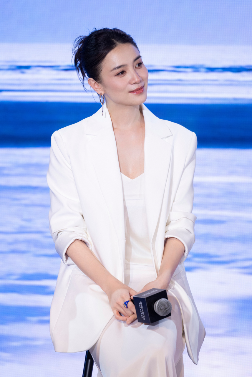 宋佳,白色西服内搭白色长裙,优雅自然!