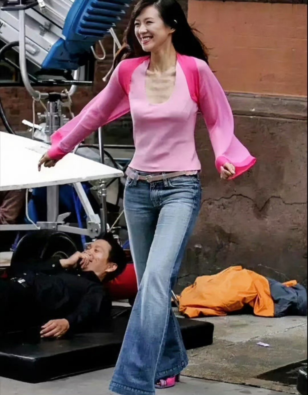 章子怡15年前的老照片.她这条低腰牛仔裤可是当年最流行的款式.